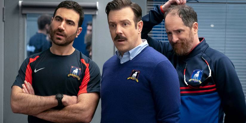 Três personagens chocados em Ted Lasso, incluindo Brett Goldstein e Jason Sudeikis.