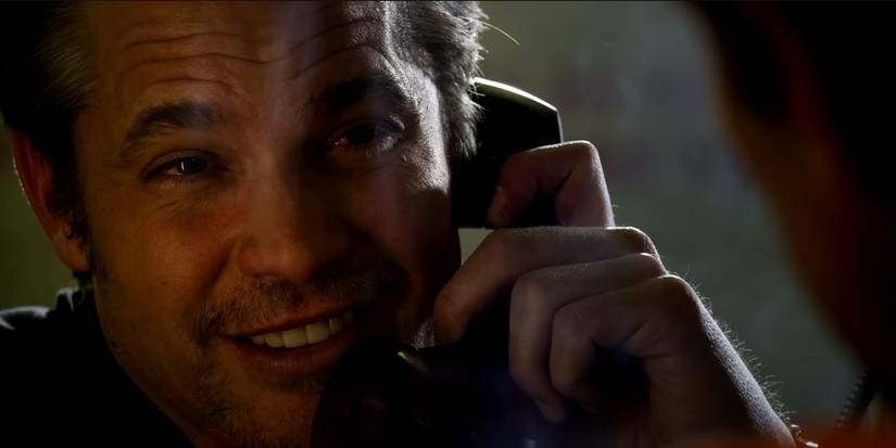 Timothy Olyphant dans le rôle de Raylan Givens appelant Boyd (Walton Goggins) en prison dans la fin finale de la série Justified