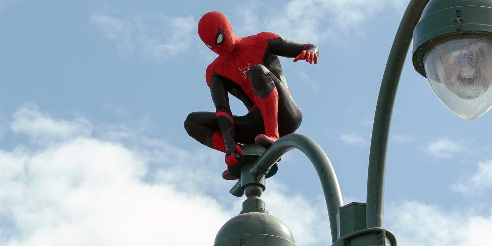Tom Holland como Homem-Aranha em seu traje vermelho e preto.