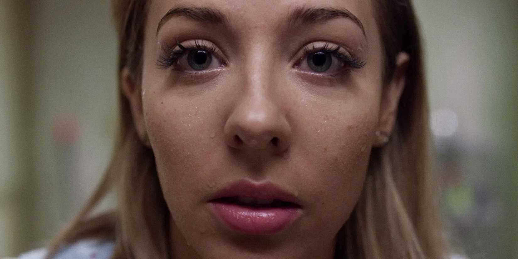 Marcy (MacKenzie Porter) chocada em Travelers.