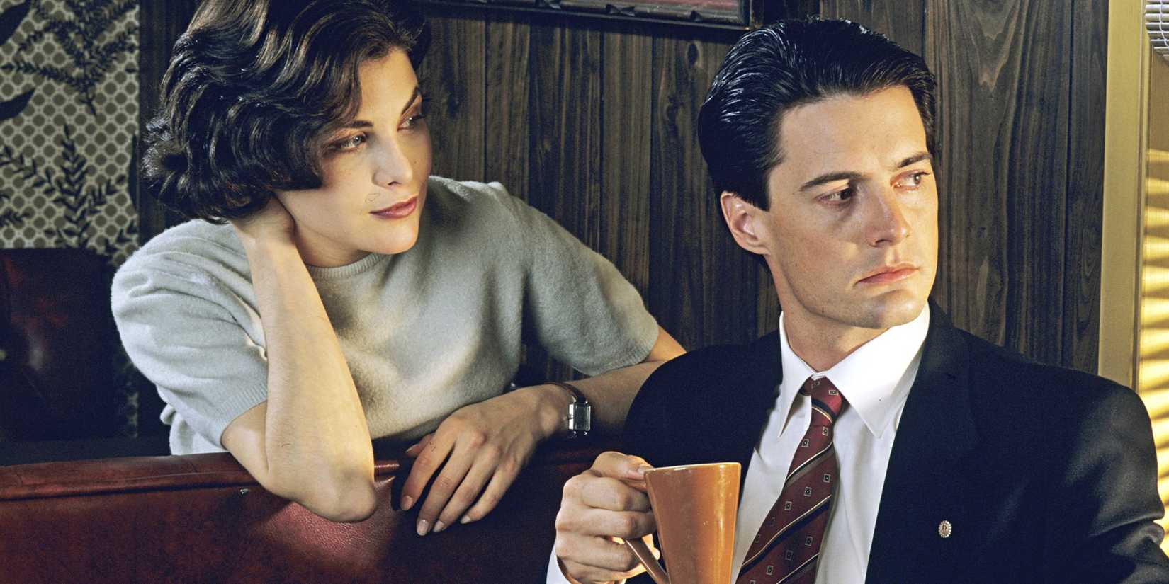 Two characters from Twin Peaks at a dinner