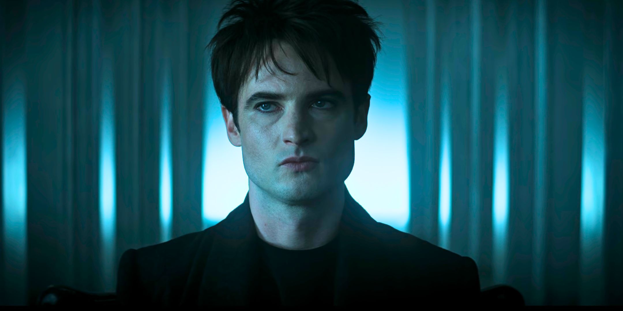 Tom Sturridge nei panni di Morpheus in The Sandman