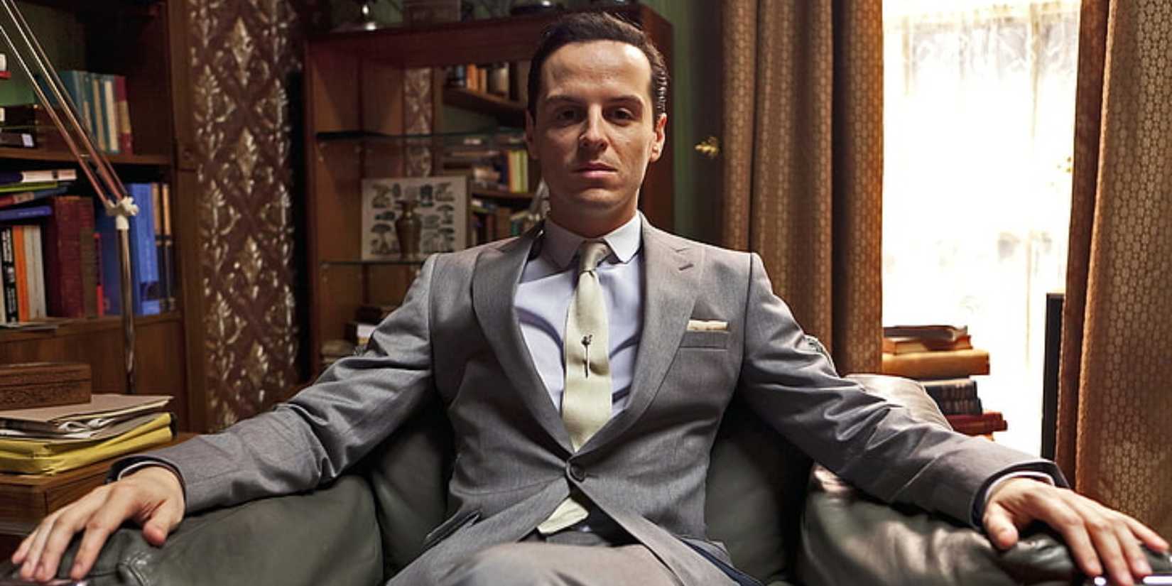 Andrew Scott como Jim Moriarty em Sherlock.