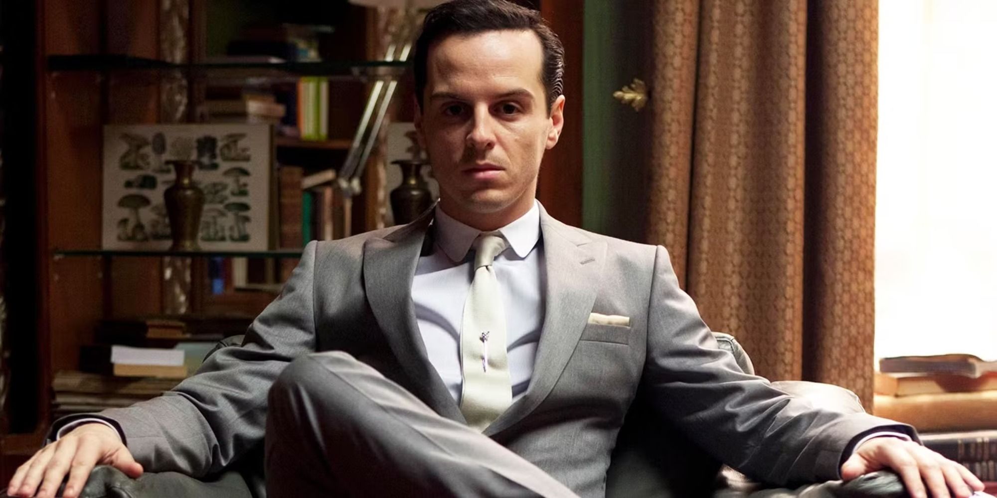 Andrew Scott nei panni di Jim Moriarty in Sherlock