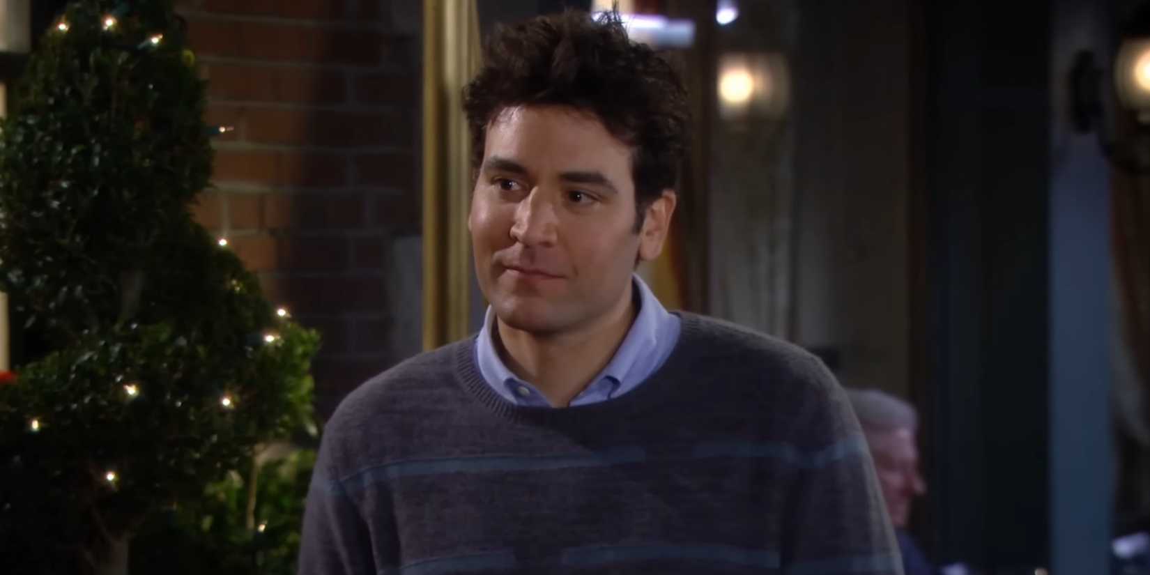 Ted em pé na rua, com expressão emocional após seu primeiro encontro com Tracy em How I Met Your Mother.