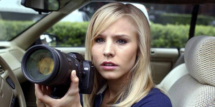 Kristen Bell holding a camera in Veronica Mars
