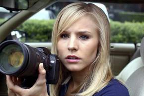 Kristen Bell holding a camera in Veronica Mars