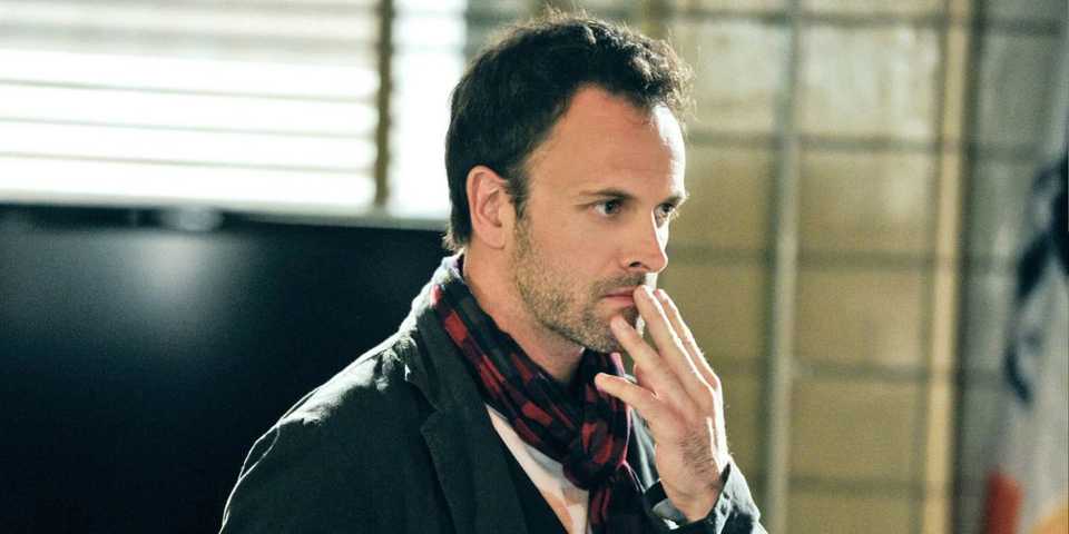 Sherlock Holmes (Jonny Lee Miller) looking thoughtful as Sherlock Holmes in Elementary
