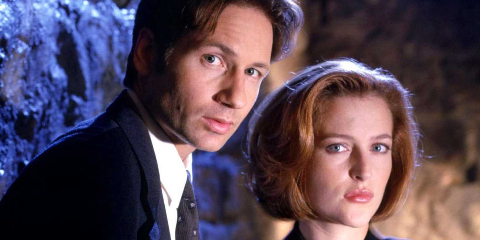 Mulder (David Duchovny) e Scully (Gillian Anderson) olhando para a câmera nos arquivos X