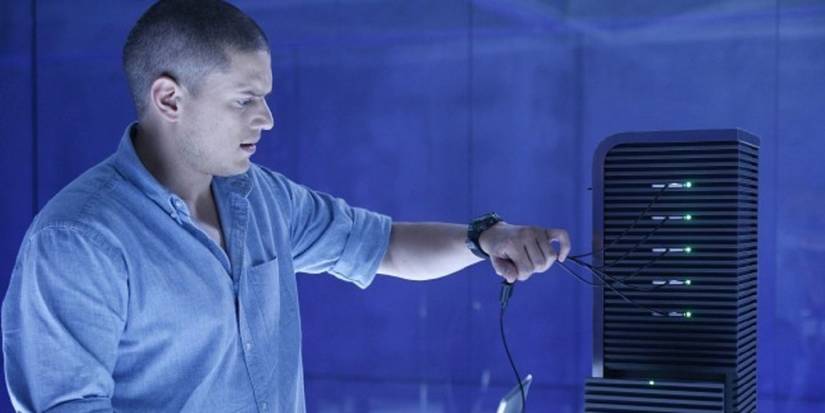 Michael working with electronics and looking tense in the Prison Break episode, Selfless