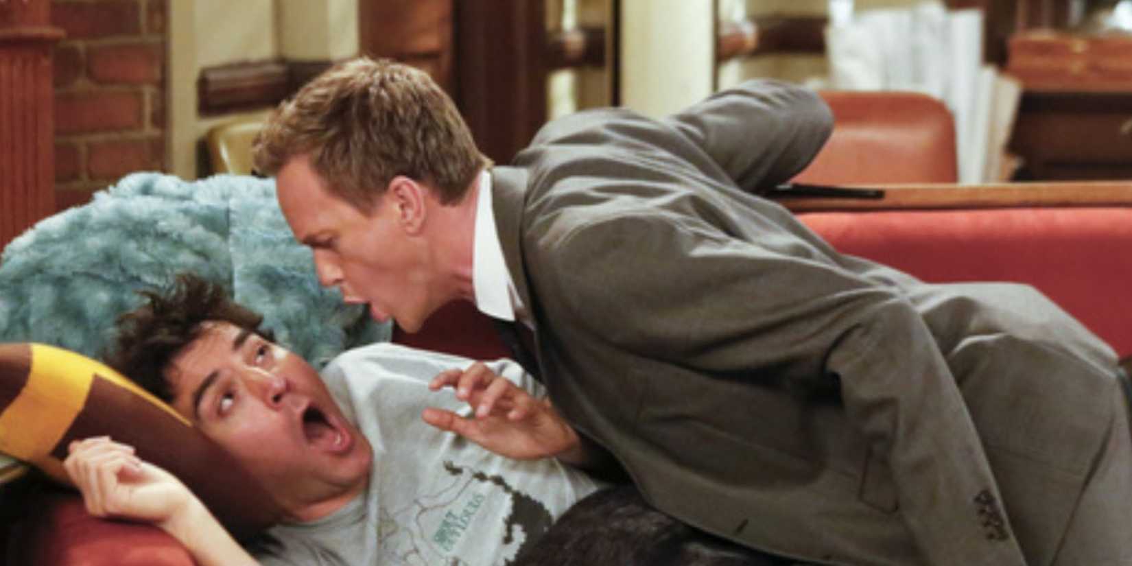 Barney gritando com Ted, que estava descansando no sofá, em How I Met Your Mother.