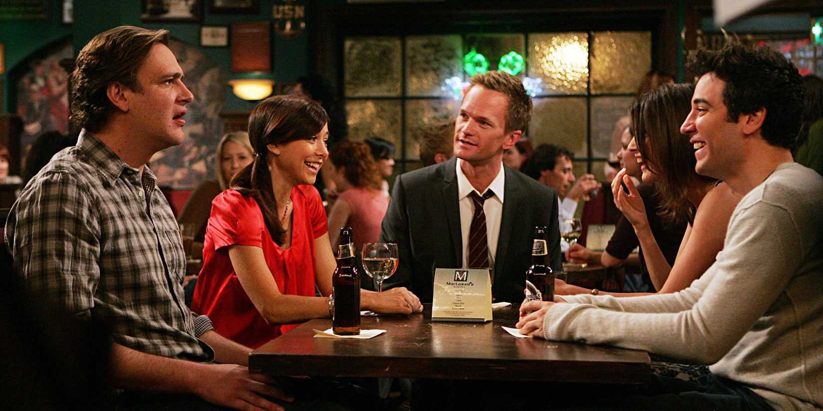 Ted, Robin, Barney, Lily e Marshall rindo e bebendo em seu estande no McClaren's em How I Met Your Mother.