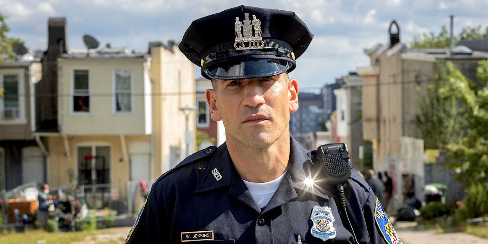 Wayne Jenkins (Jon Bernthal) caminha irritado em We Own This City.