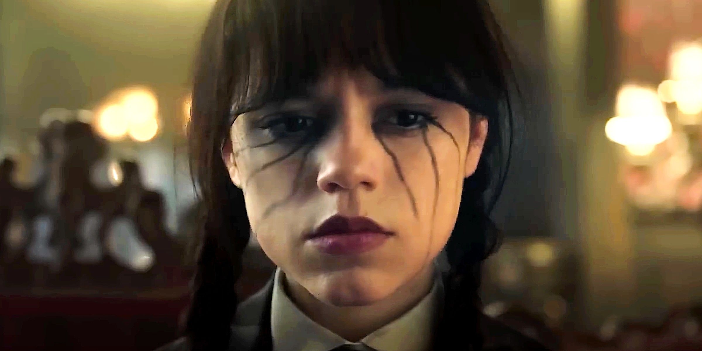 Wandinha Addams em momento de reflexão na série da Netflix.