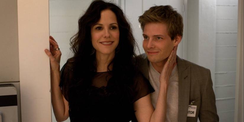 Nancy (Mary-Louise Parker) and Silas (Hunter Parrish) smiling and standing together on Weeds