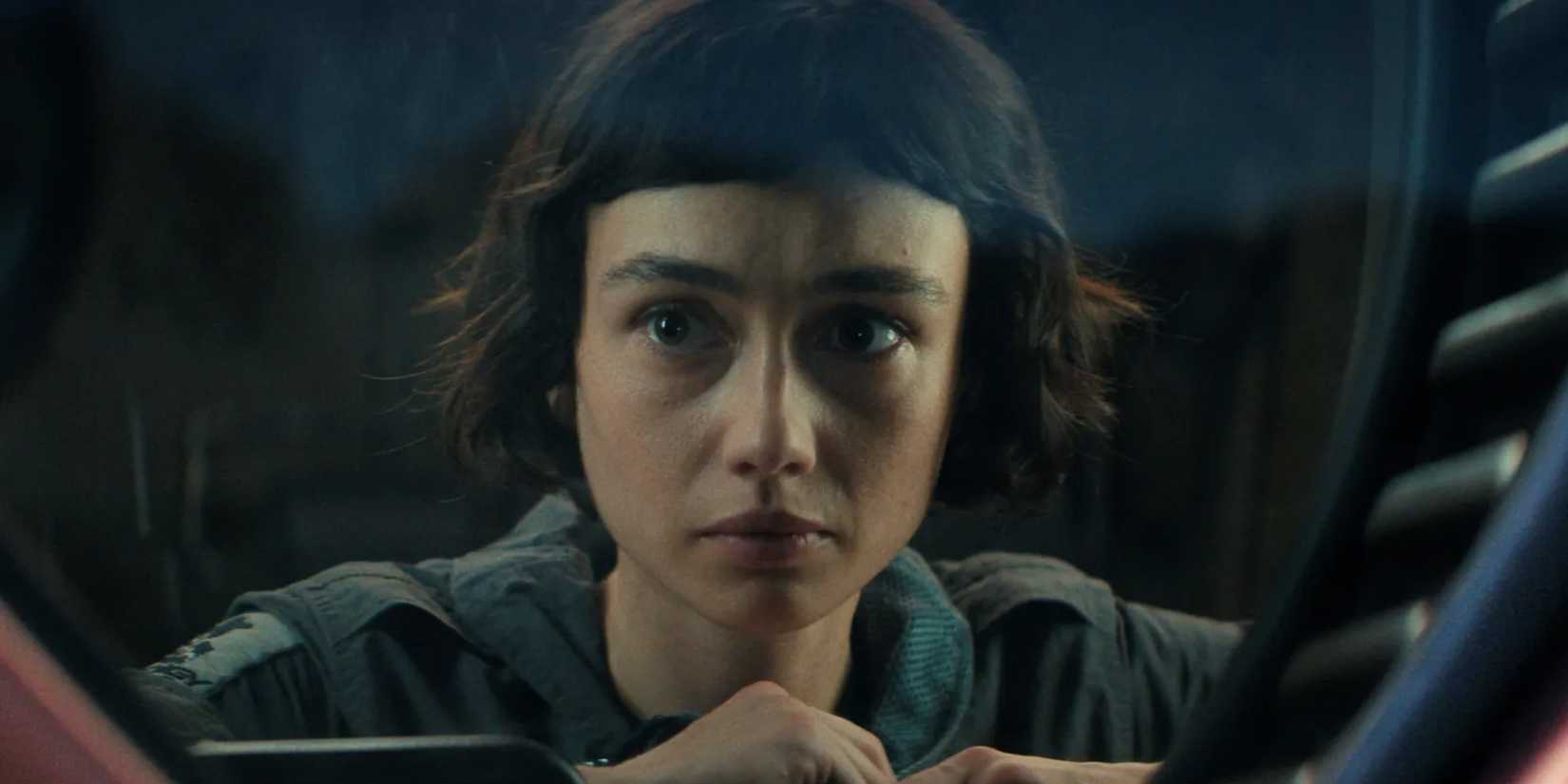 Венди смотрит в окно корабля в *Alien: Earth*