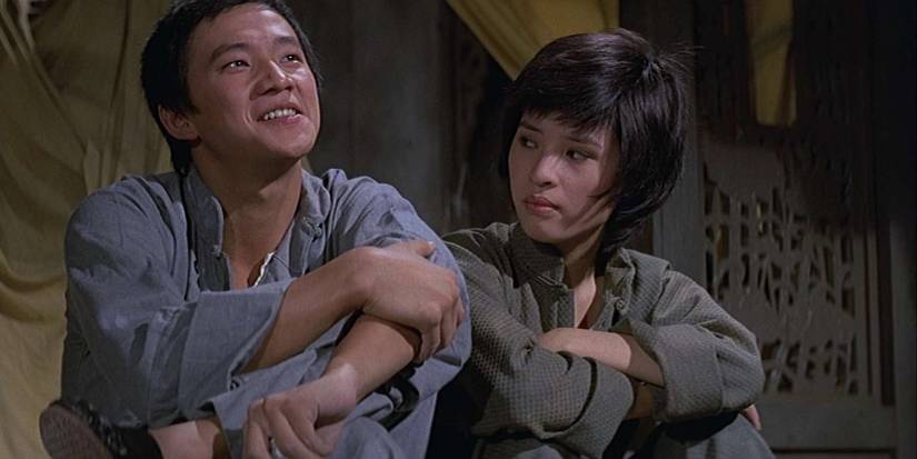 Wong Yue conversa com uma mulher em The Spiritual Boxer 2