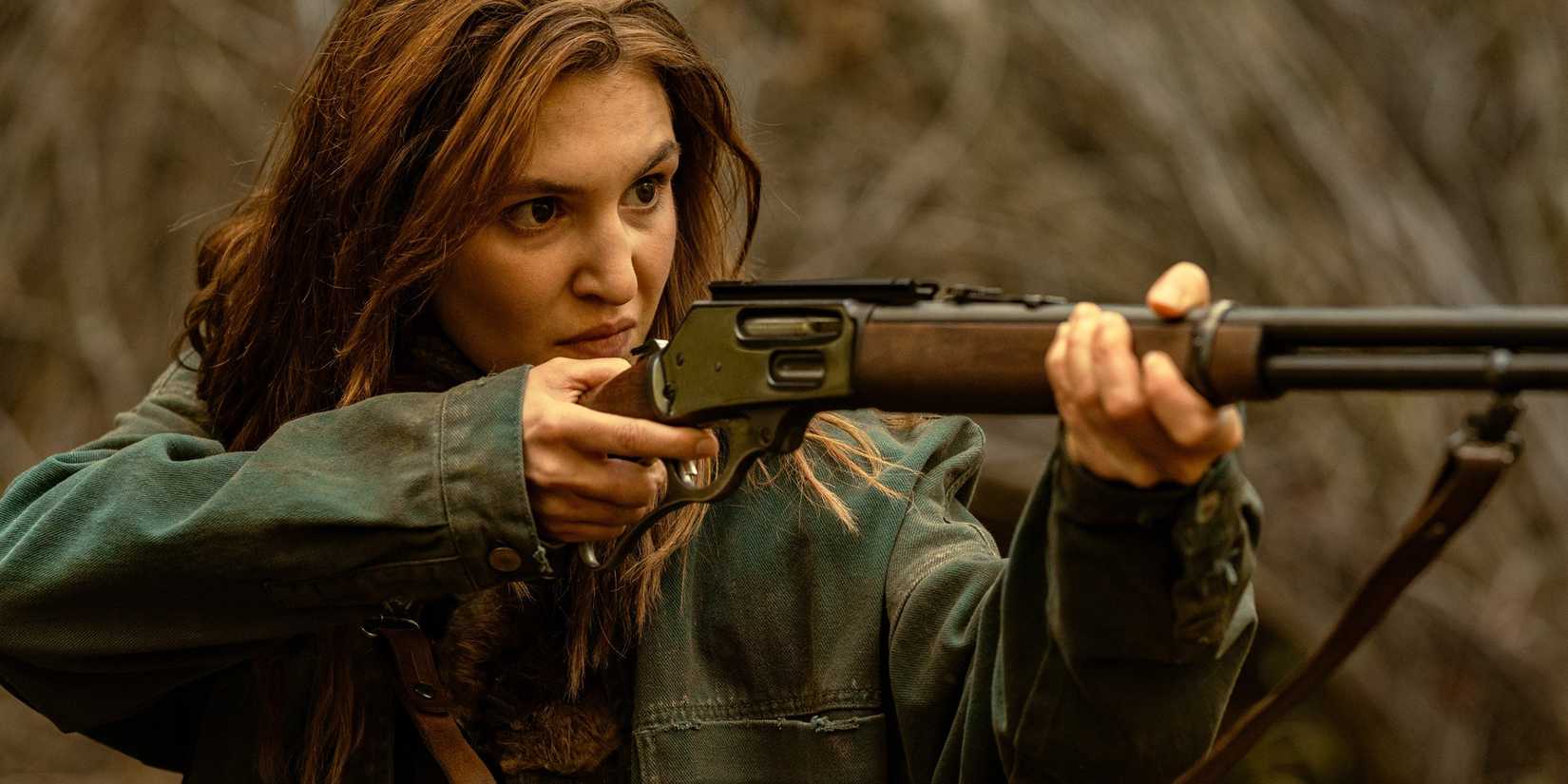 Sophie Nélisse as Teen Shauna in Yellowjackets wielding a gun