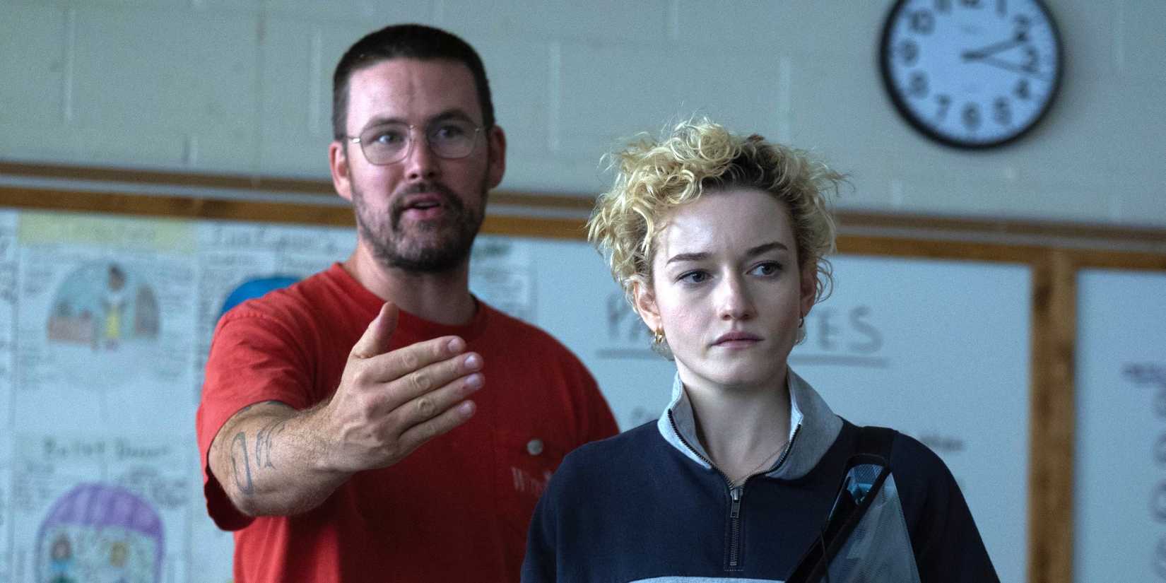 Zach Cregger dirigindo Julia Garner no set de Weapons