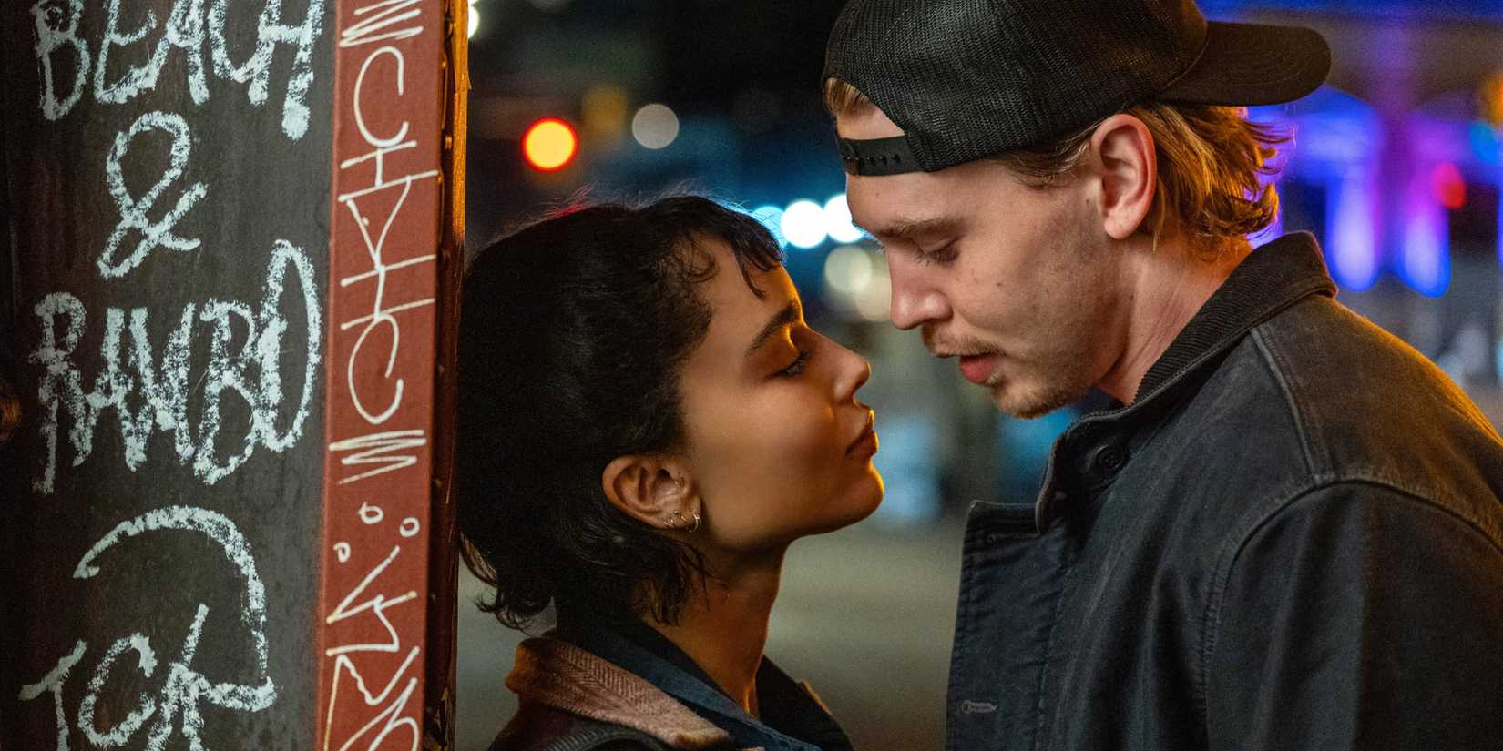 Zoe Kravitz dan Austin Butler berciuman di Caught Stealing