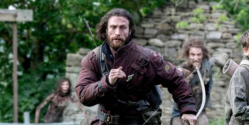 Aaron Taylor-Johnson running away from infected in 28 Years Later.