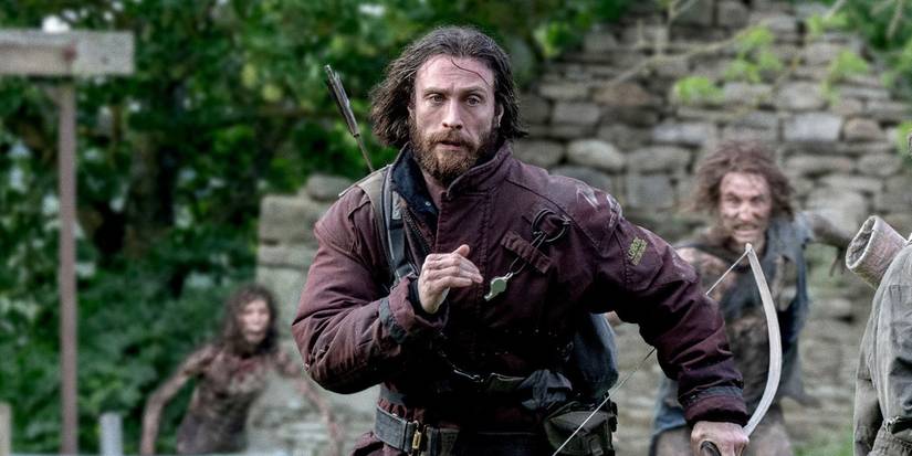 Aaron Taylor-Johnson running away from infected in 28 Years Later.
