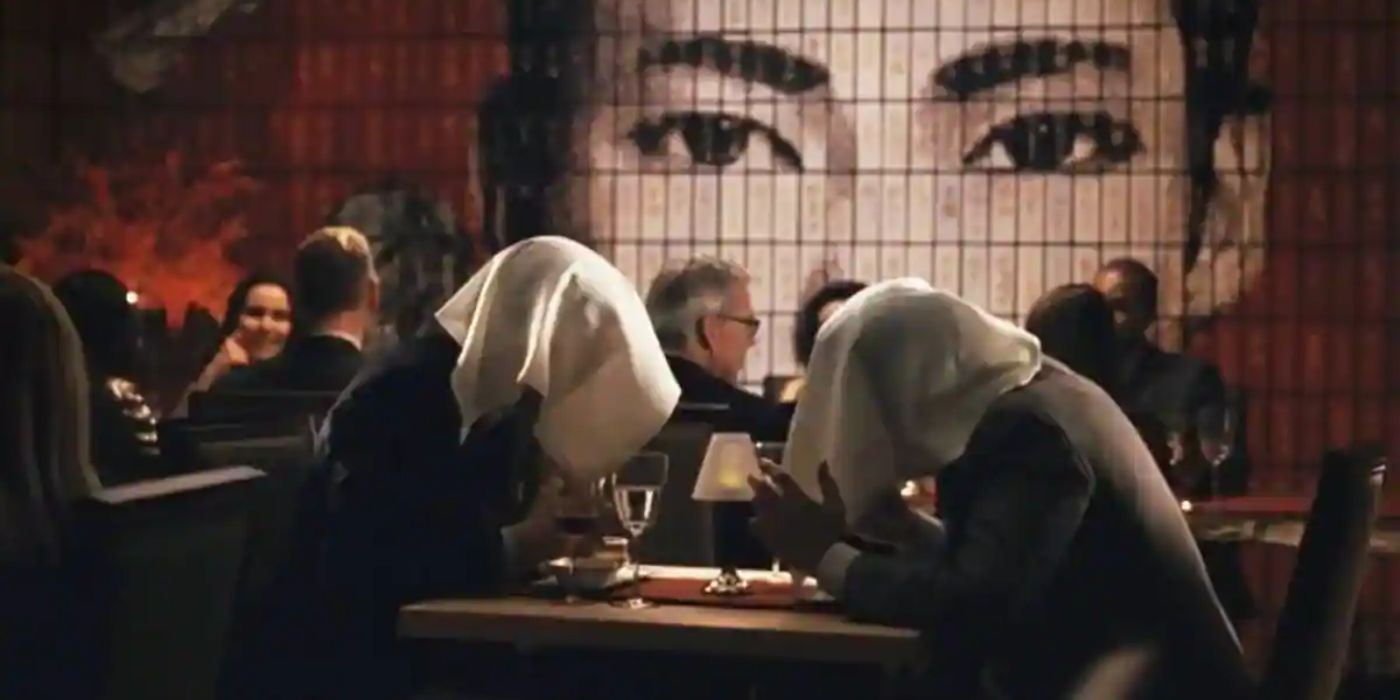 Tom (Matthew Macfadyen) con asciugamano sulla testa mentre mangia ortolan.