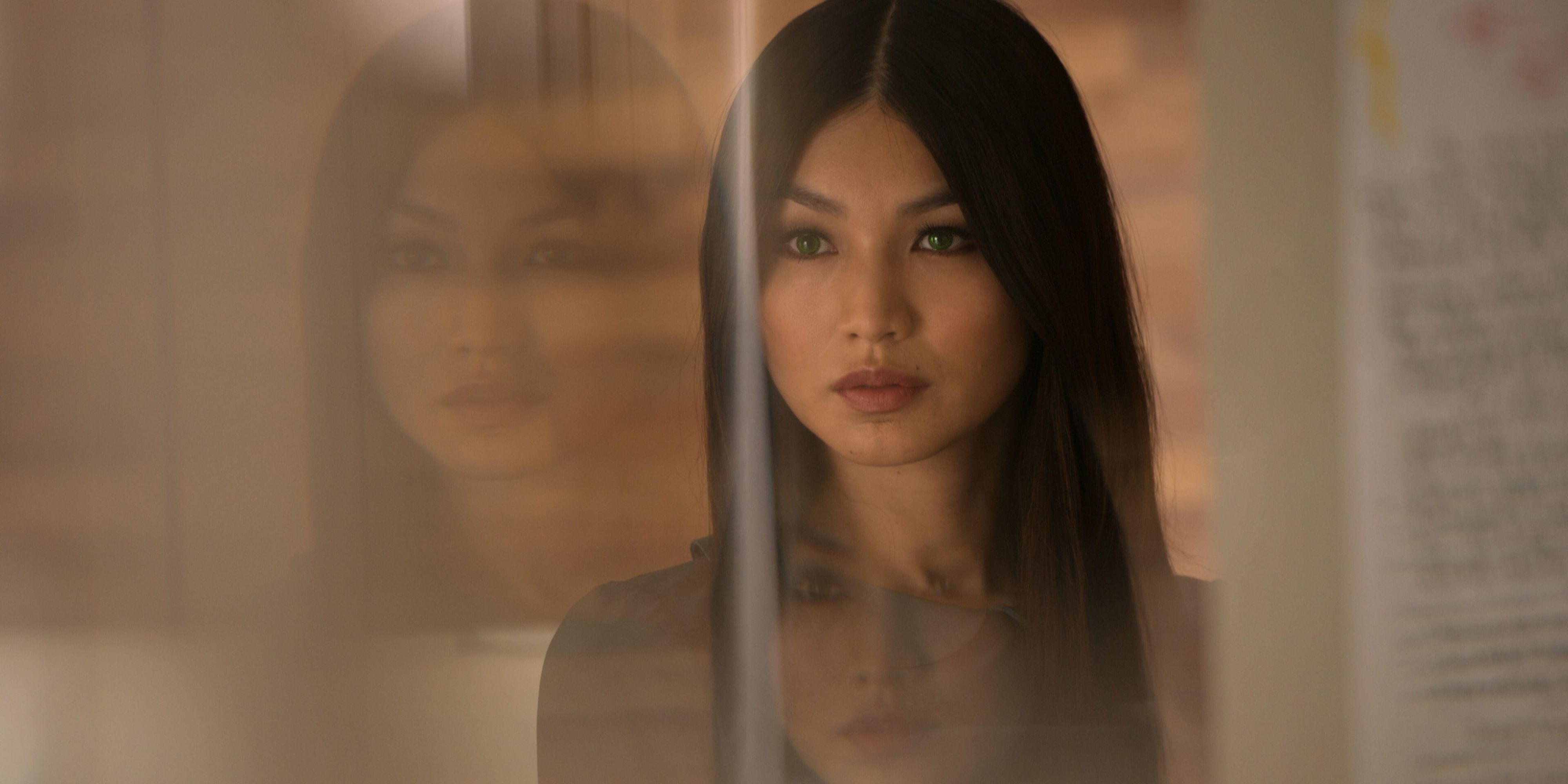 Gemma Chan nei panni di Anita Mia che si guarda nello specchio in Humans