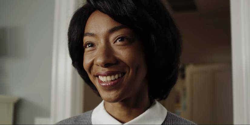 Uma mulher sorri estranhamente em Corra!