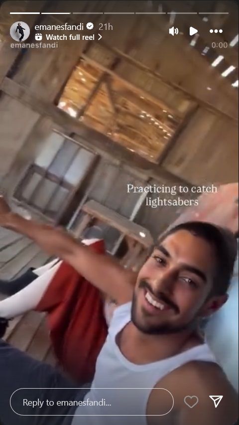 Eman Esfandi durante le prove con i lightsaber