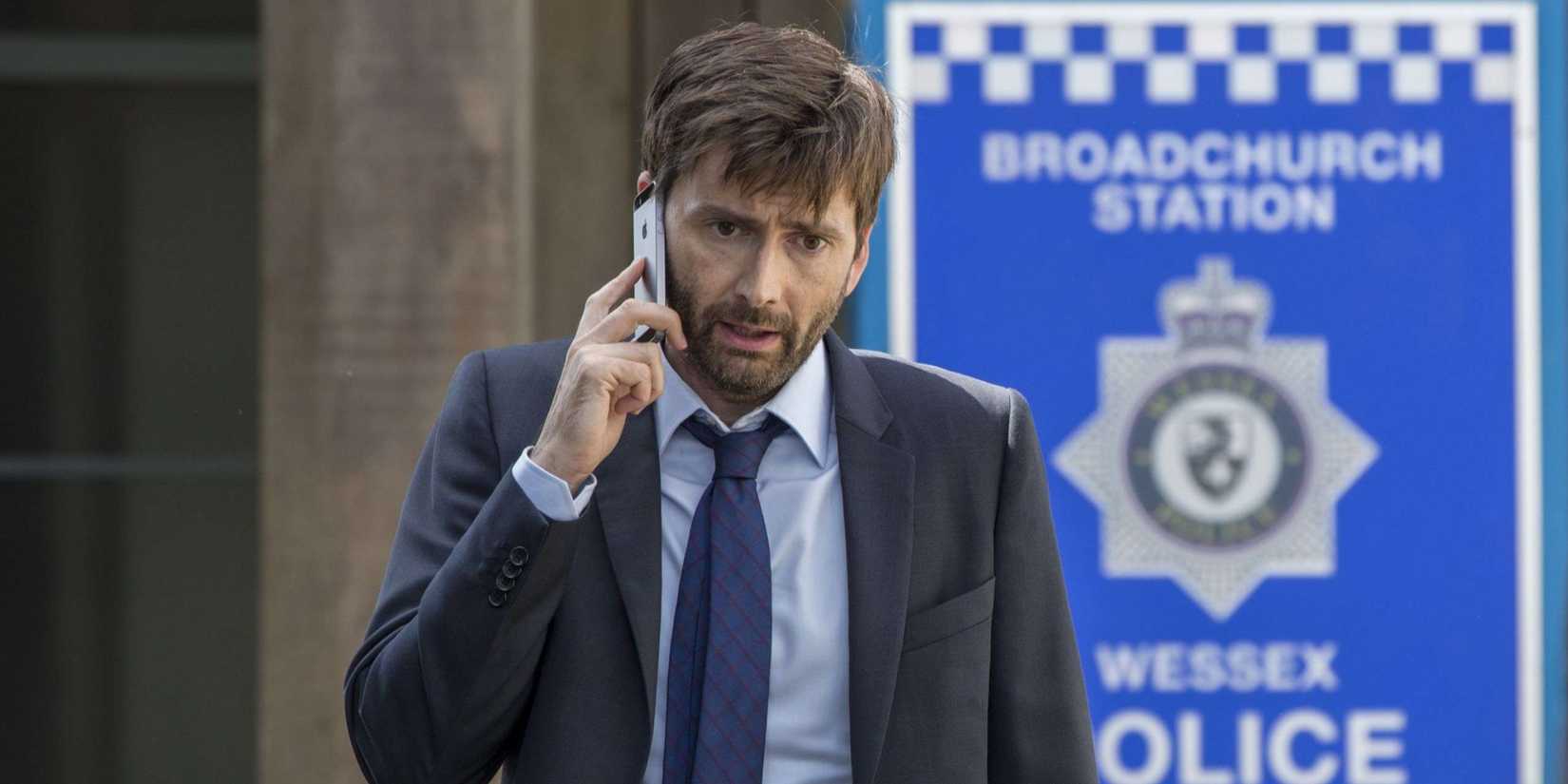 The Underrated Crime Drama That Surpasses Broadchurch Alec Hardy (David Tennant on the phone looking stressed outside the police station in Broadchurch