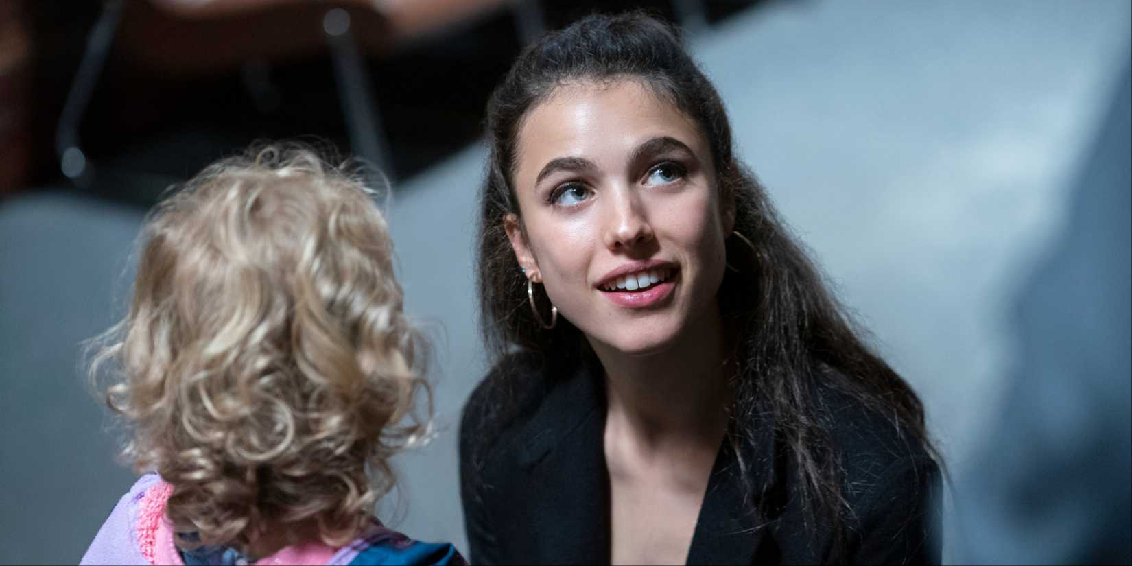 Alex Russell (Margaret Qualley) smiling with her toddler daughter in Maid