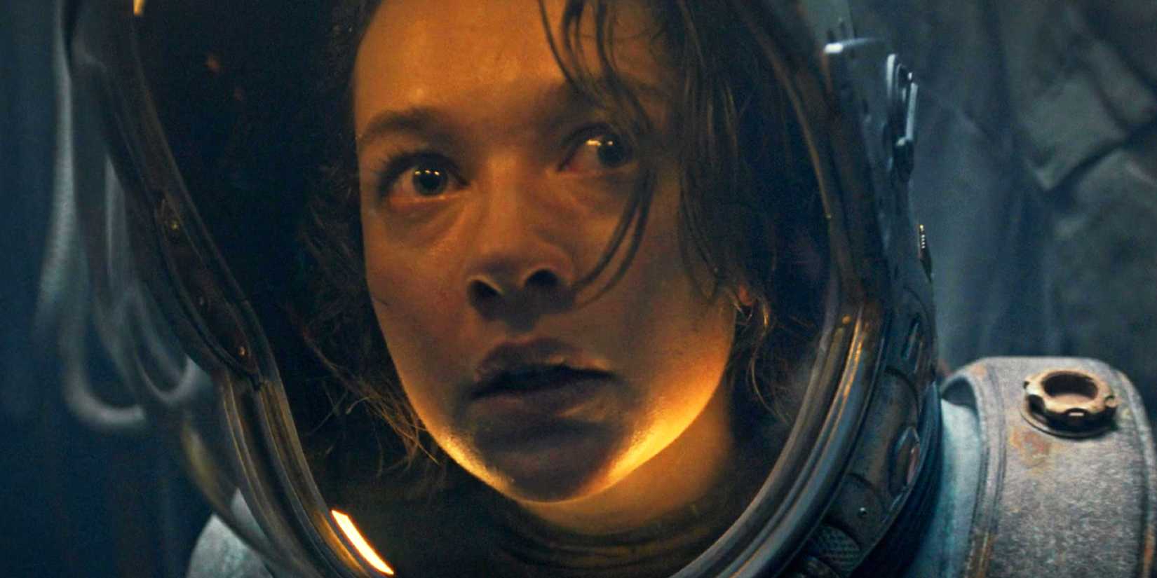 Cailee Spaeny looking terrified as Rain in Alien Romulus