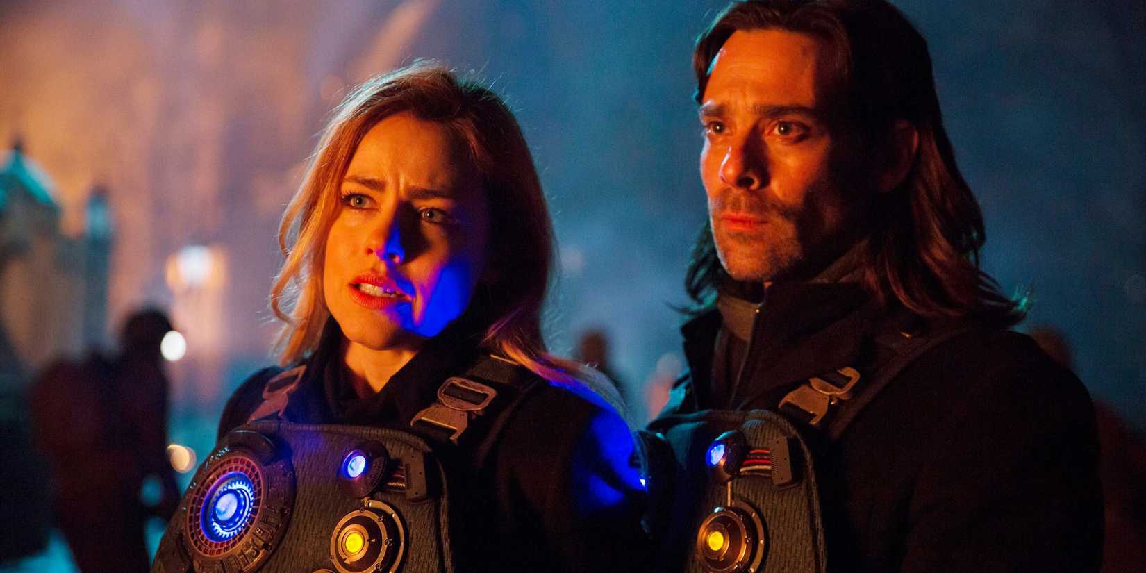 Amanda Schull como Cassandra Reilly ao lado de James Callis como James Cole, usando trajes de viagem no tempo, em 12 Monkeys