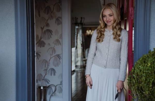 Amanda Seyfried as Nina Winchester smiling menacingly in The Housemaid