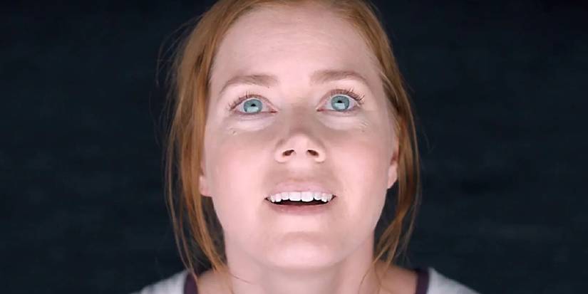 Amy Adams com um olhar eufórico em Arrival