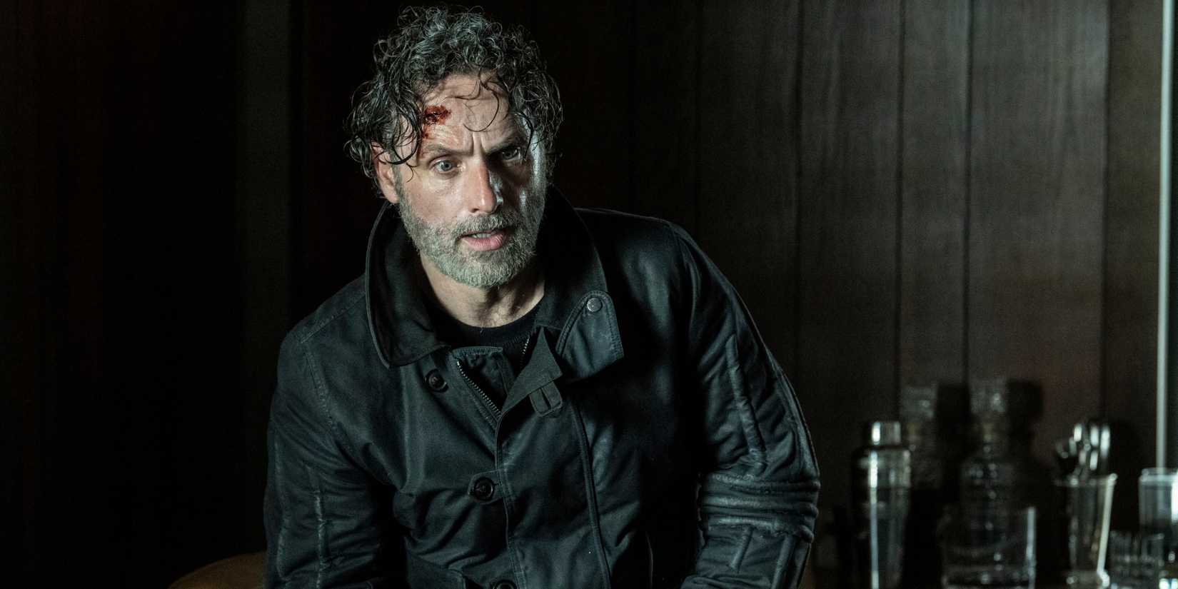 Andrew Lincoln como Rick Grimes com uma expressão chocada e sangue na cabeça em The Walking Dead: The Ones Who Live