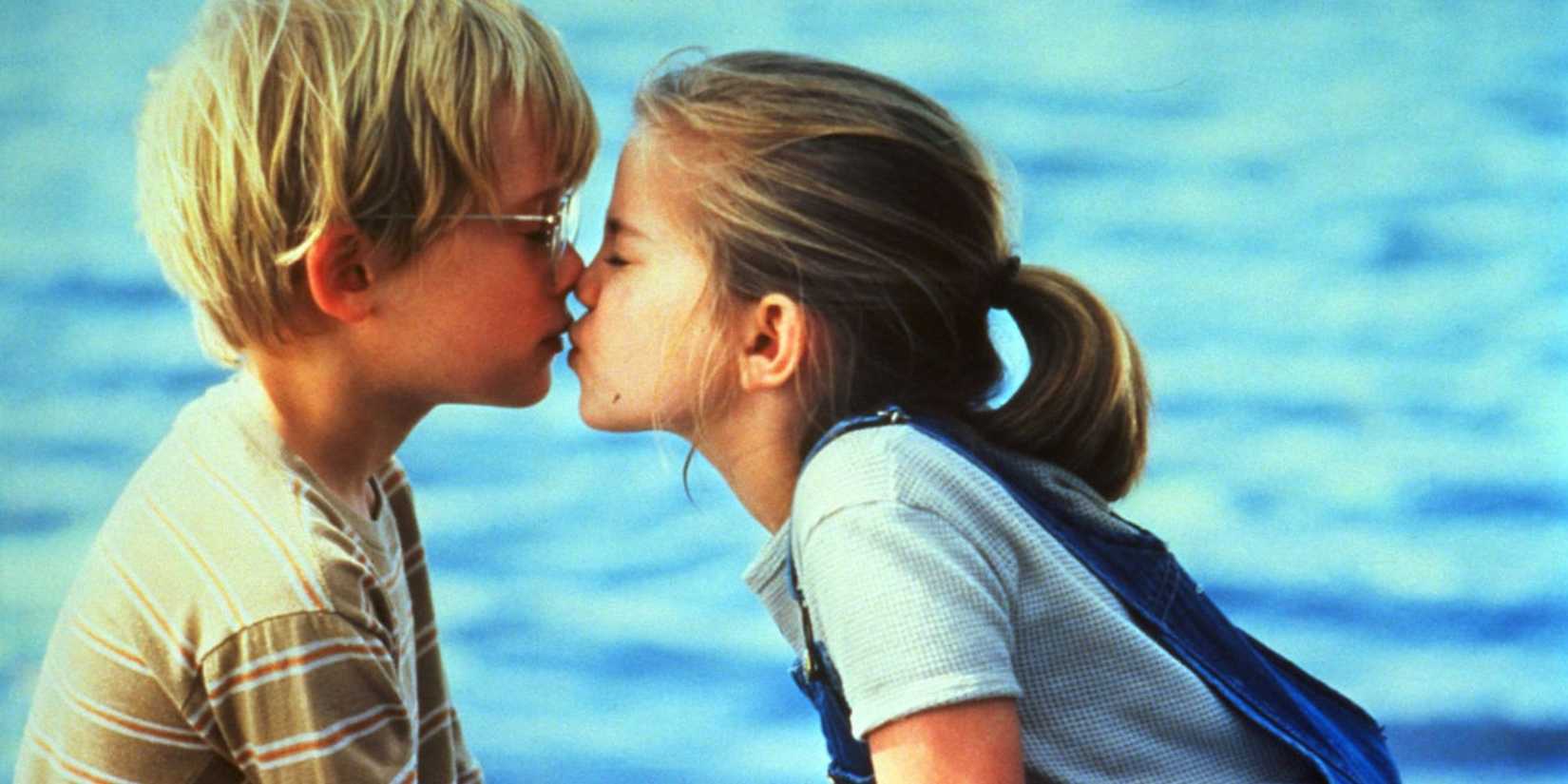 Anna Chlumsky as Vada kissing Macaulay Culkin as Thomas in My Girl