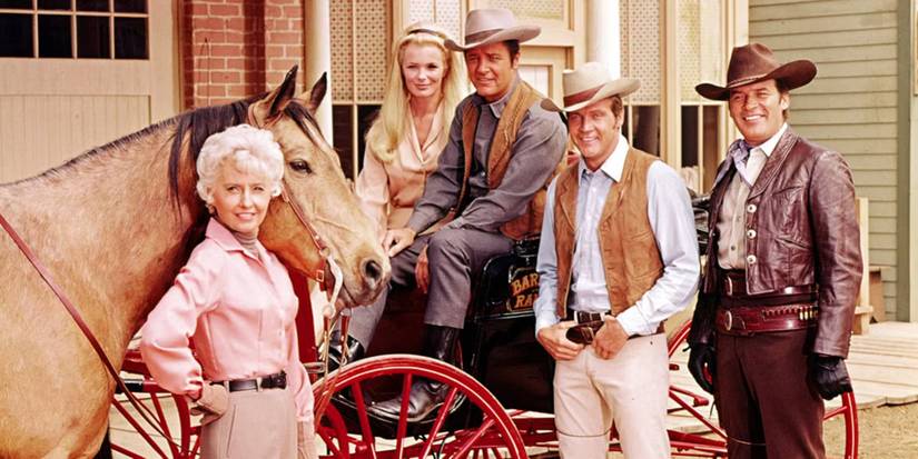 Barbara Stanwyck com um cavalo e o elenco de The Big Valley