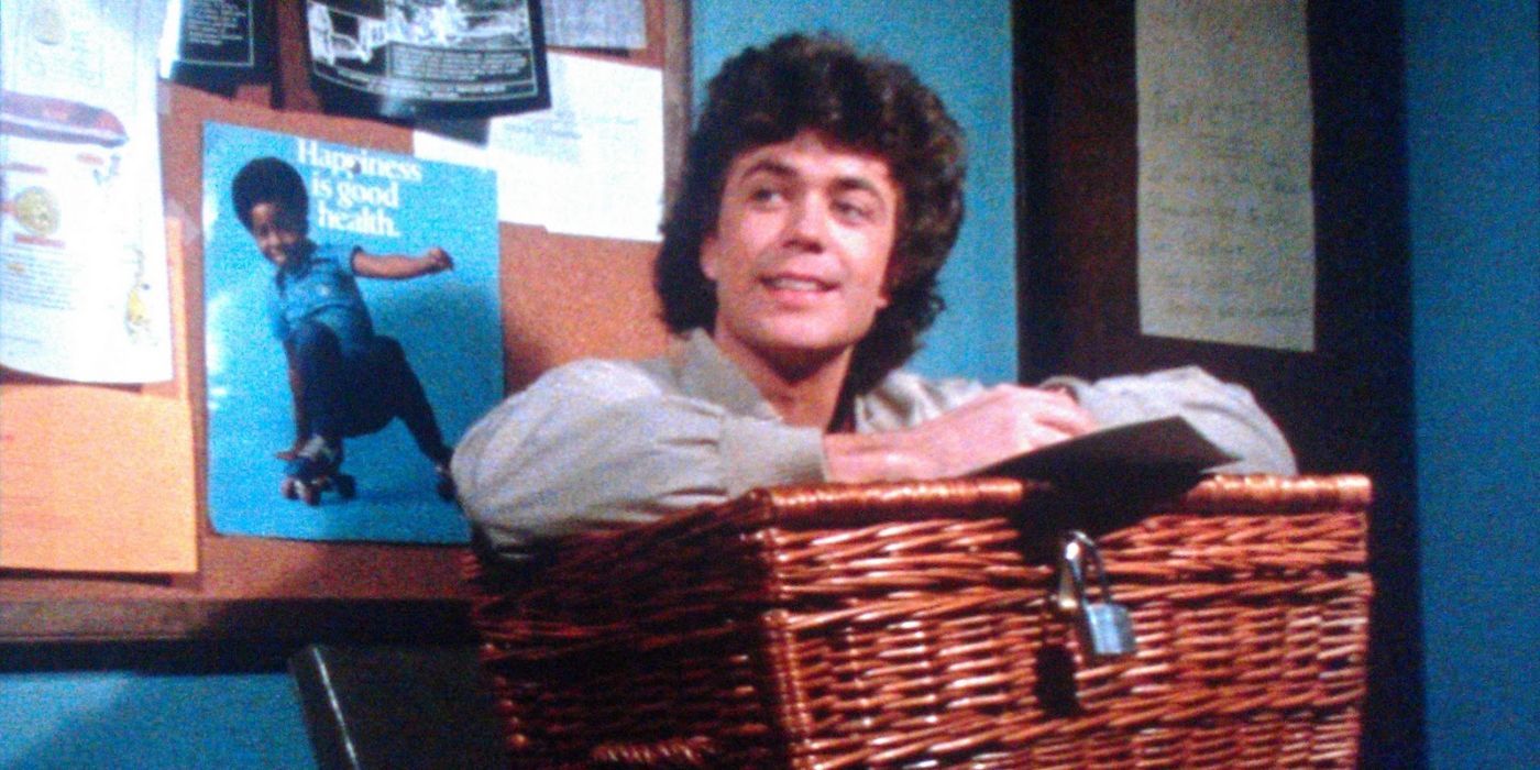 Duane seduto con il suo cesto in Basket Case