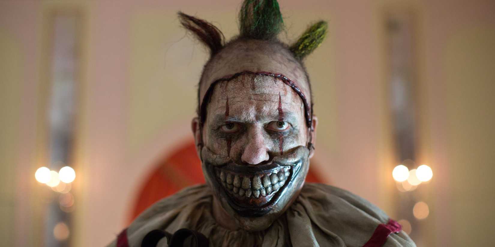 Benjamin Richter, também conhecido como Twisty the Clown (John Carroll Lynch), olhando para a câmera de forma assustadora em American Horror Story