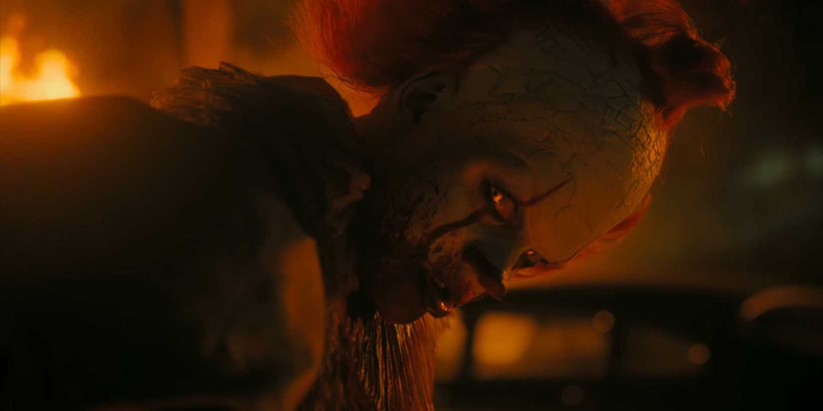 Bill Skarsgård como Pennywise em cena de IT: Bem-Vindo a Derry