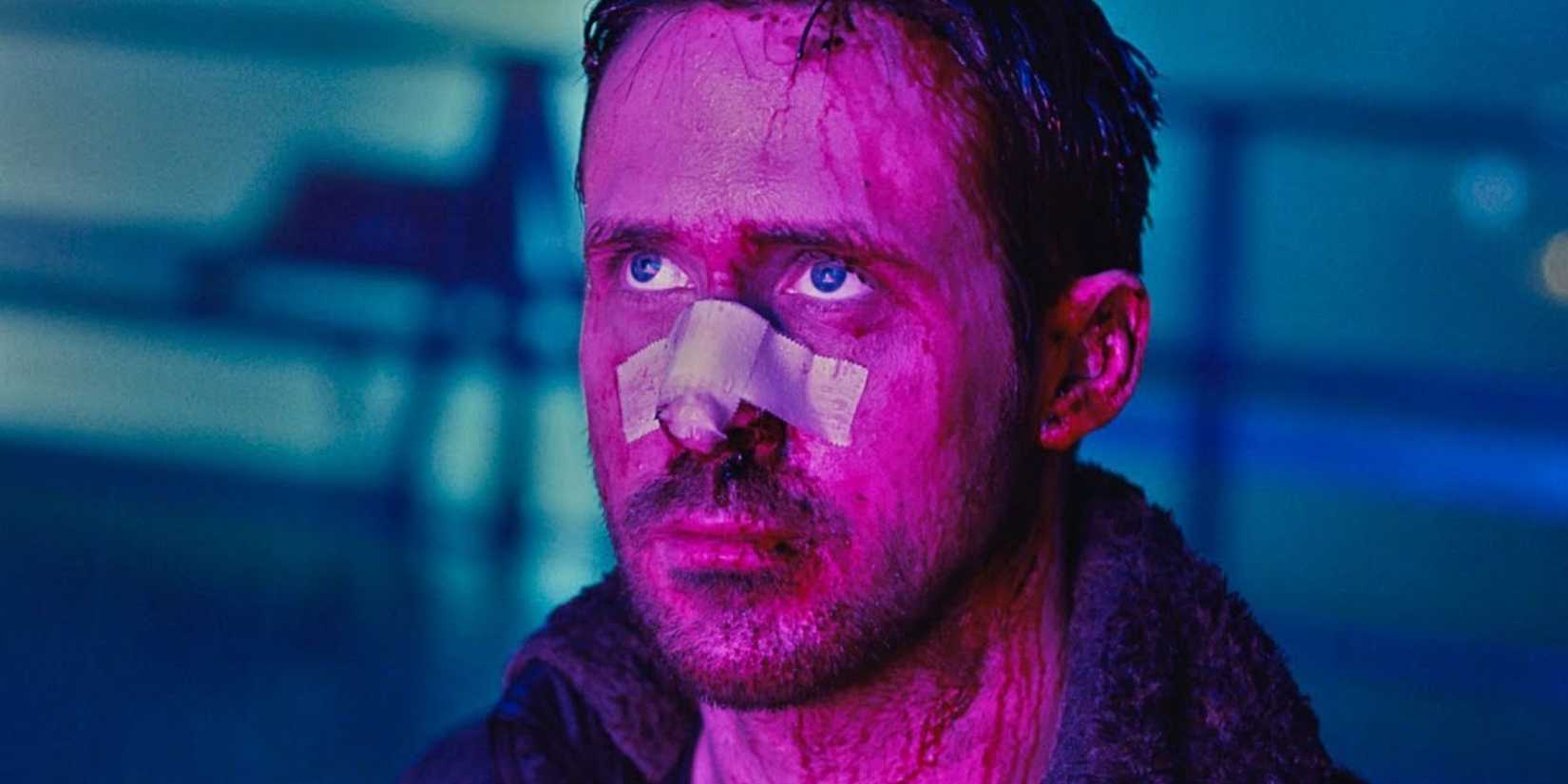 Ryan Gosling como K em Blade Runner 2049 com luz roxa no rosto.
