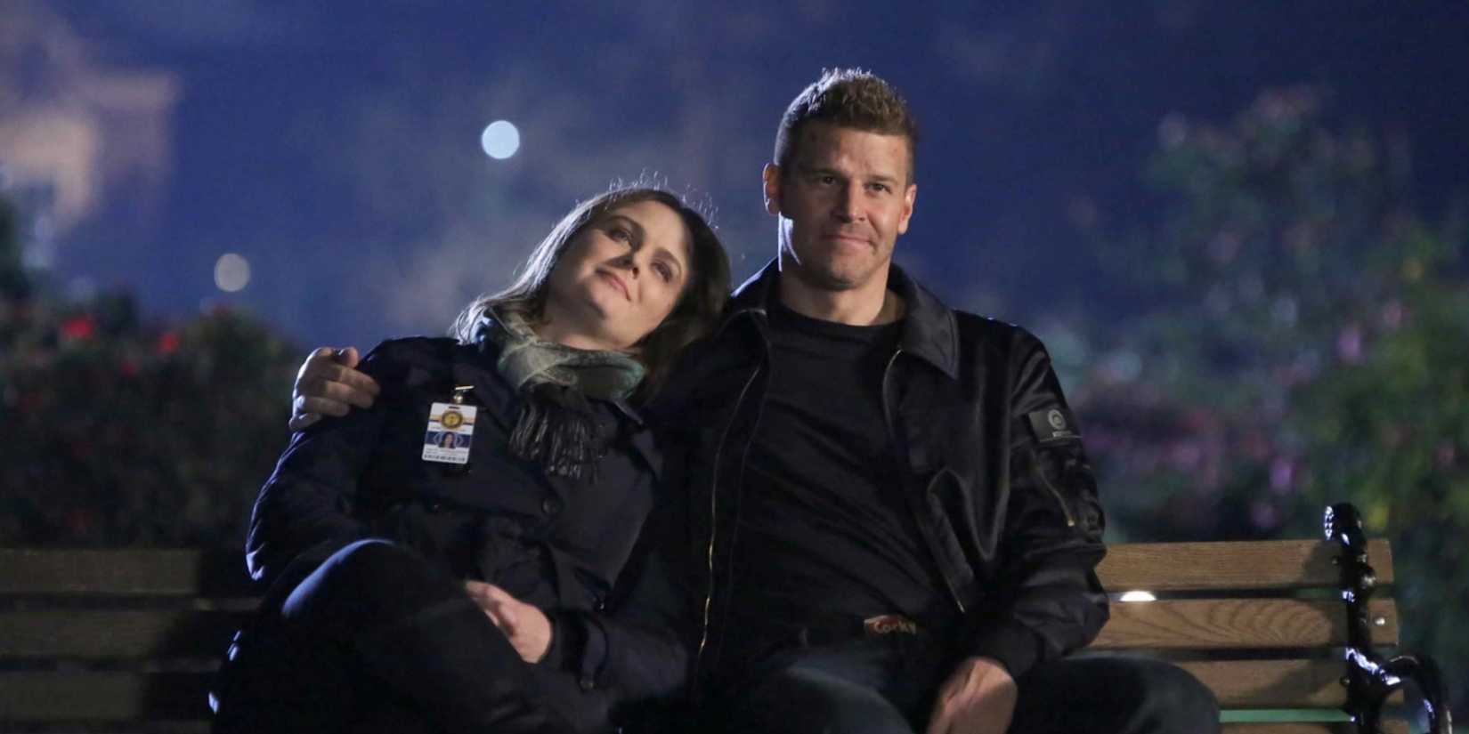 Booth e Bones sentados em um banco em Bones