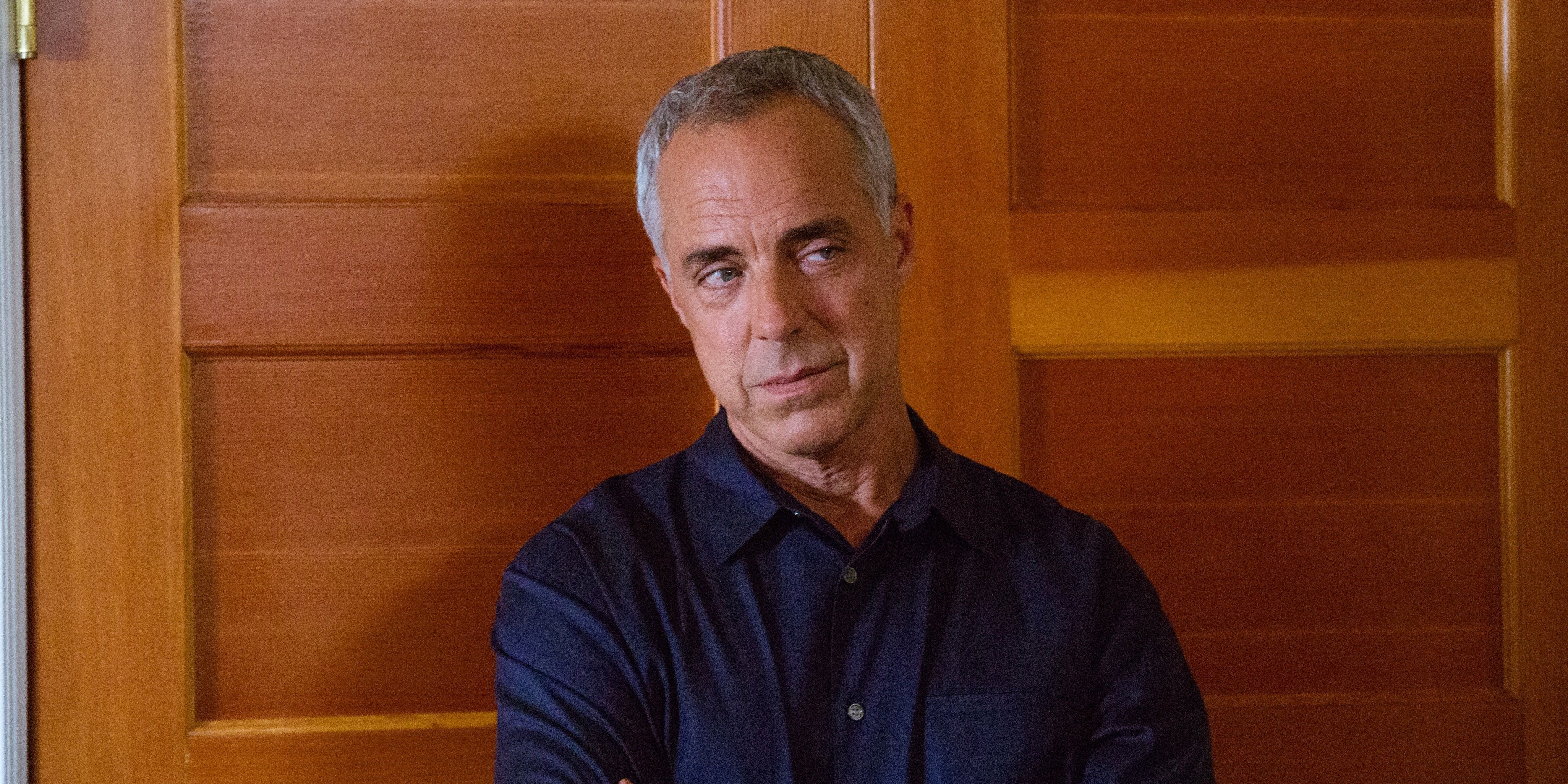 Titus Welliver como Harry Bosch em seu carro.