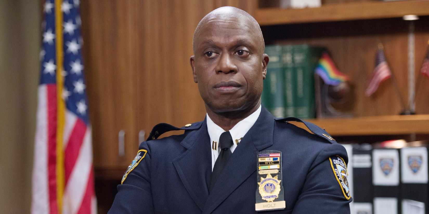 Capitão Holt sorrindo em Brooklyn Nine-Nine.