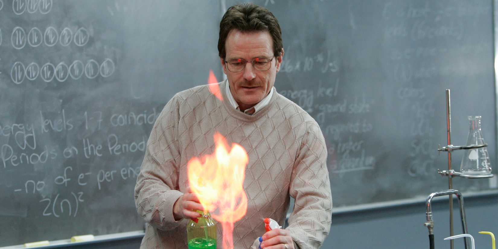 Bryan Cranston como Walter White em uma aula em Breaking Bad