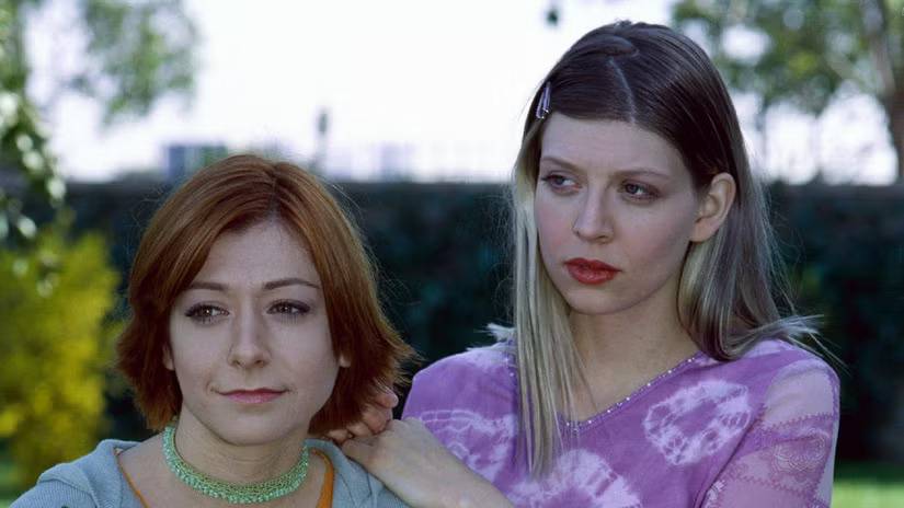 Buffy (Sarah Michelle Gellar) looking at the camera with her head leaning against a column in a Buffy promo image-1