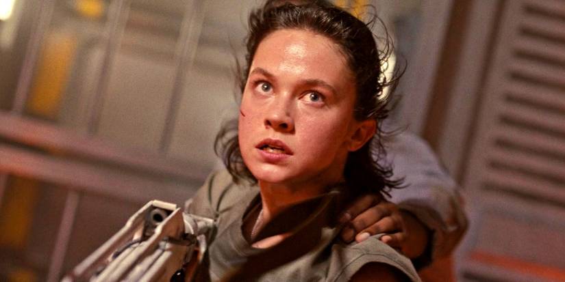 Cailee Spaeny looking at the Xenomorph in Alien Romulus