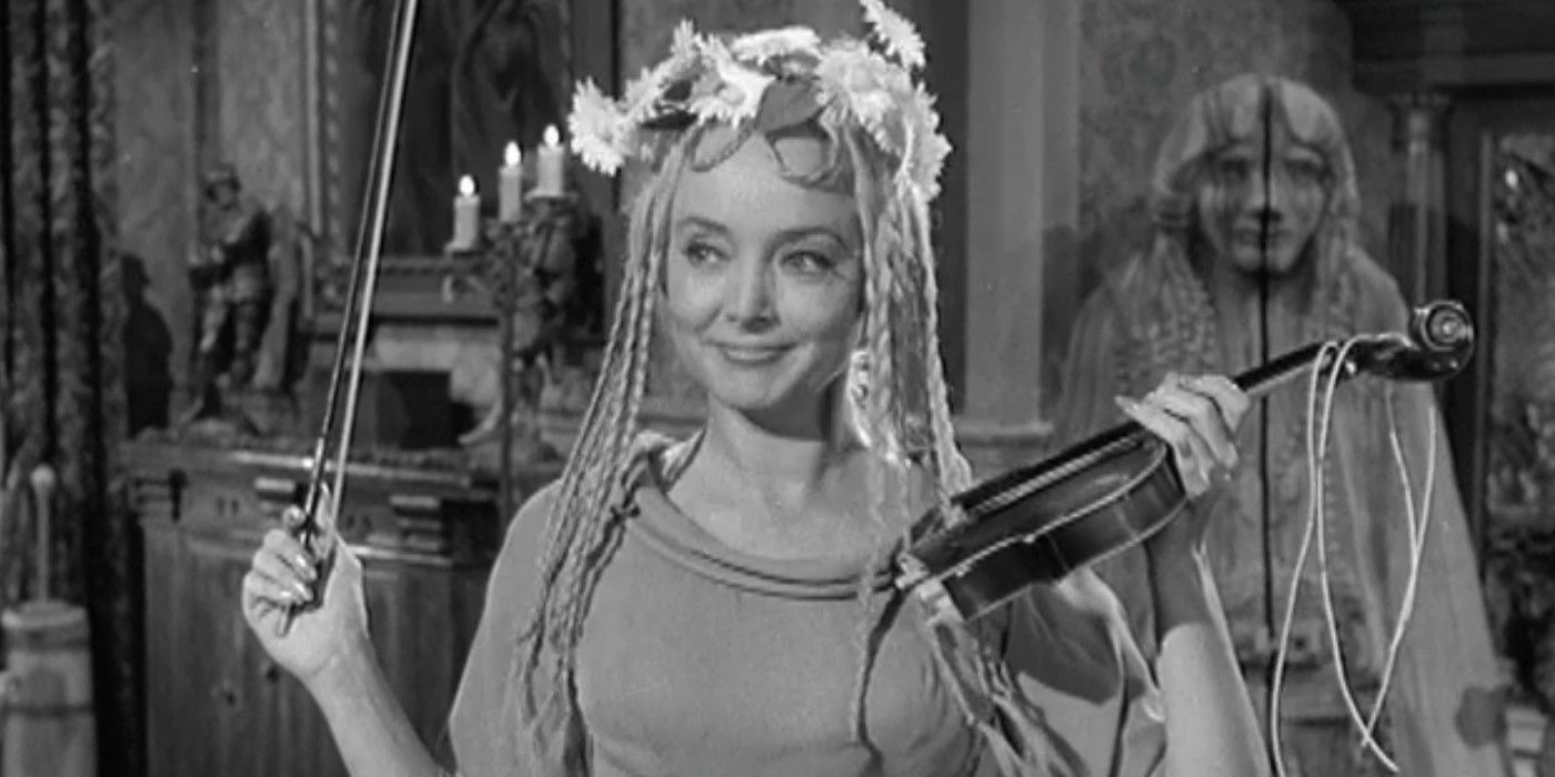 Carolyn Jones nei panni di Ophelia mentre suona il violino in The Addams Family